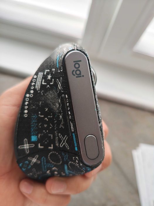 Logitech MX Vertical ергономична безжична мишка с Bluetooth и USB приемник