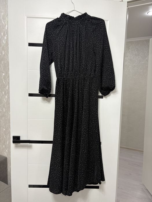 Продам чёрное платье в горошек