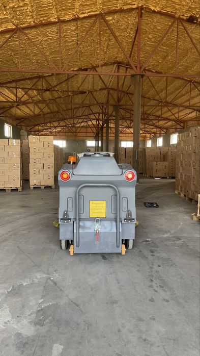 Подметательно уборочная машина