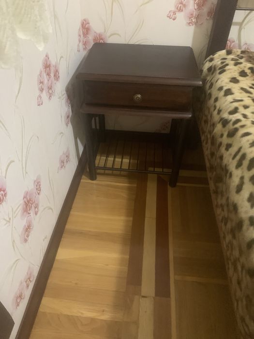 Металлическая кровать тумбочки трюмо