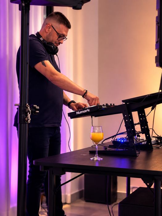 Dj  VALTIX-Atmosfera perfecta pentru evenimentul tau