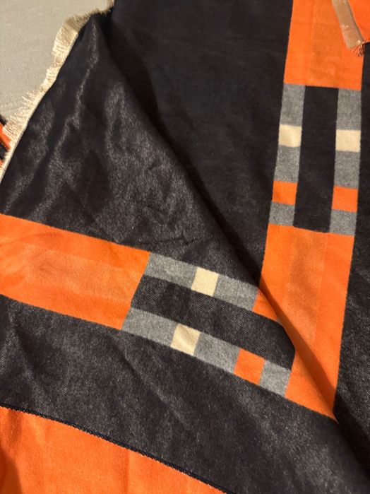 Оранжево черен шал