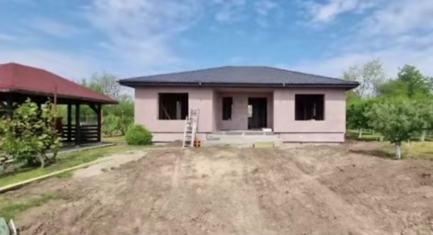 Vindem case din structură metalică învelite cu panou sandwich