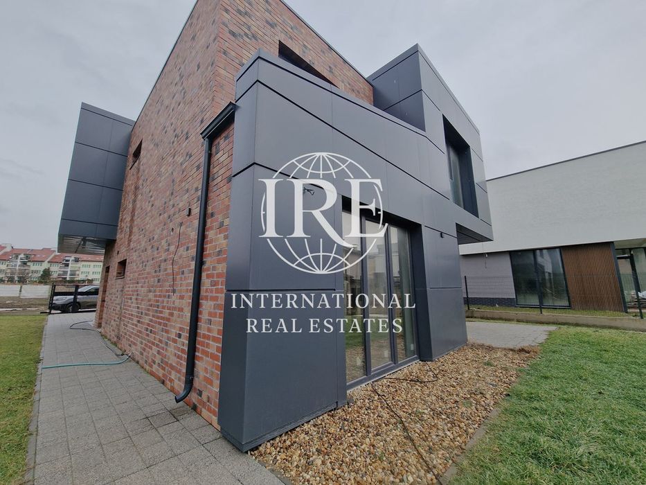 Иновативна двуетажна къща! Луксозен имот! На минути от морето и плажа!