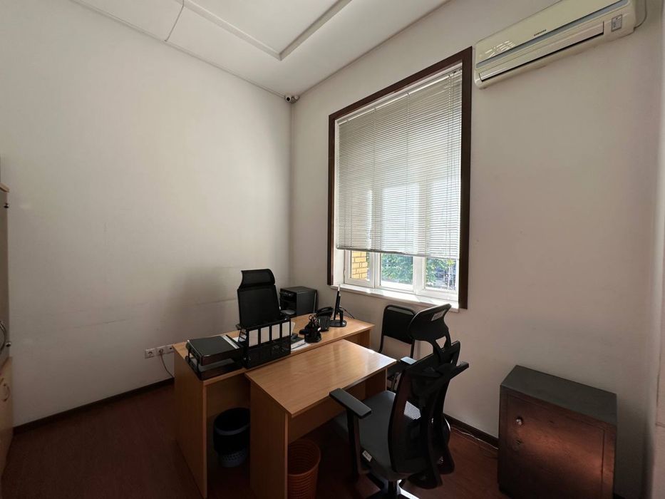 Здание под аренду, 16-комнат, 1058м2, первая линия