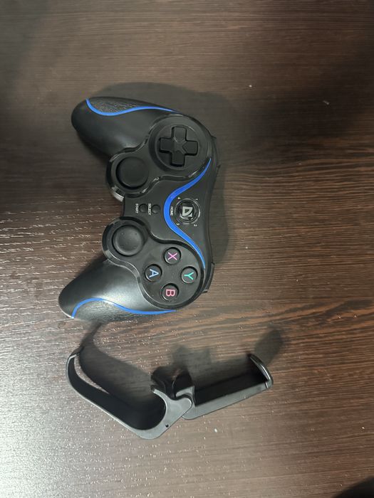 Джойстик с подставкой для телефона. Подключается по блютуз к телефону