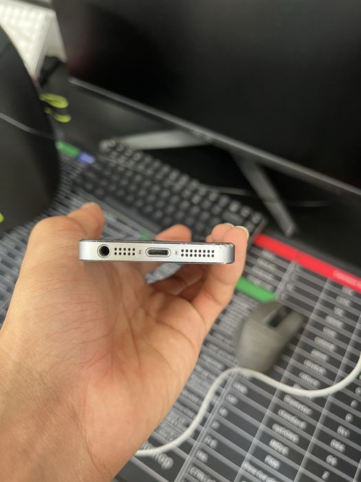 Iphone 5a yangi aybi yoq hamma joyi radnoy