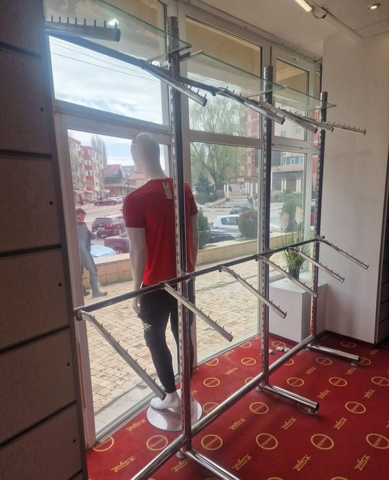 Vand obiecte pentru magazin de haine