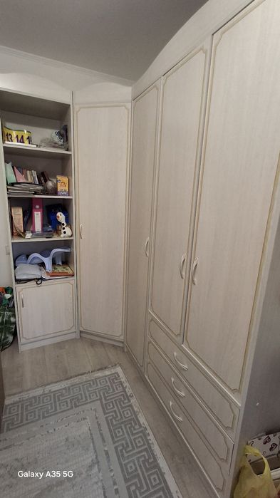 Угловой шкаф  молочного цвета