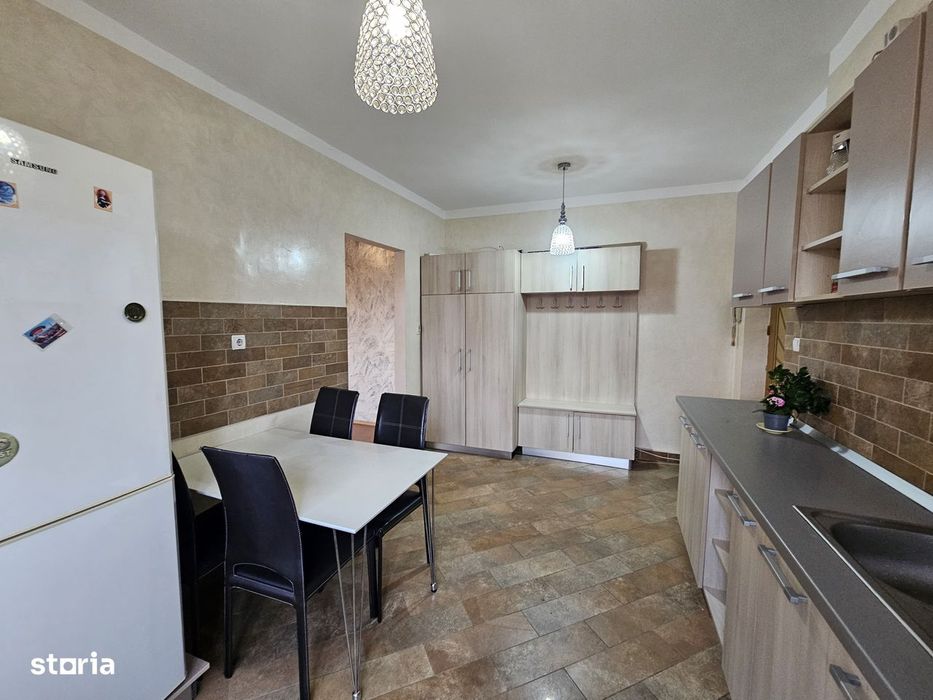 De închiriat apartament cu 2 camere, decomandat – Centrul orașului