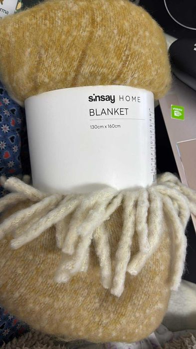 Pătură cu franjuri 130 cm X 160 cm.