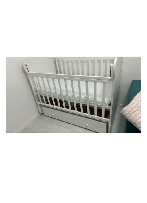 Продам детскую кровать с маятником