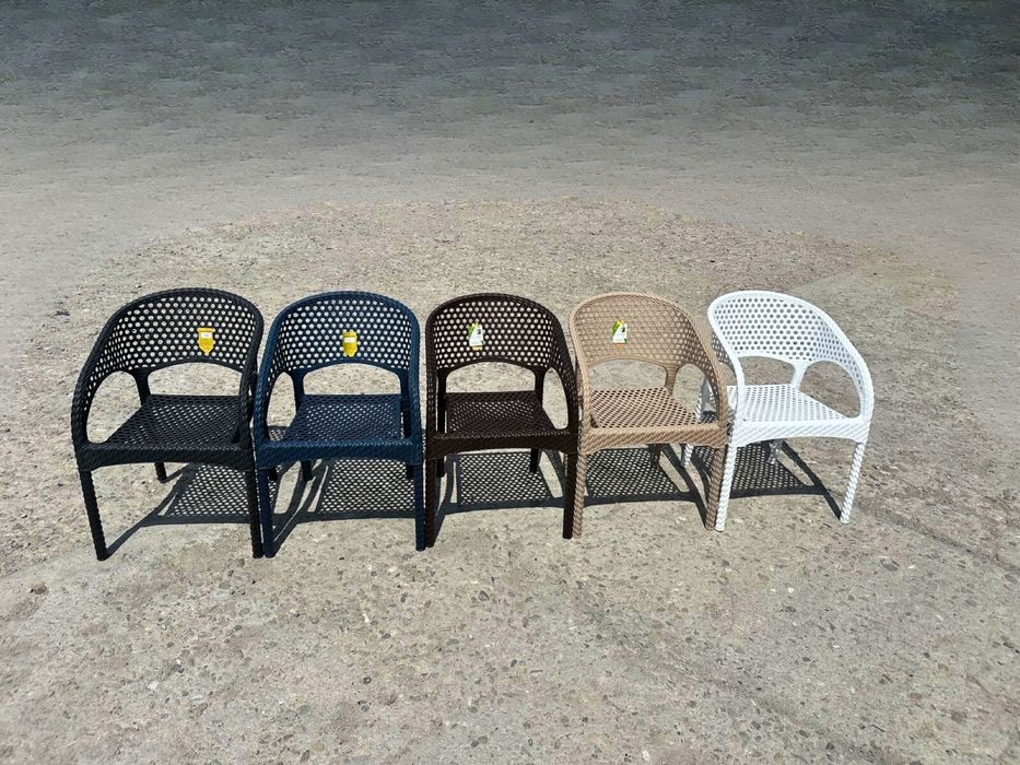 Пластмасови столове с метална подсилена конструкция