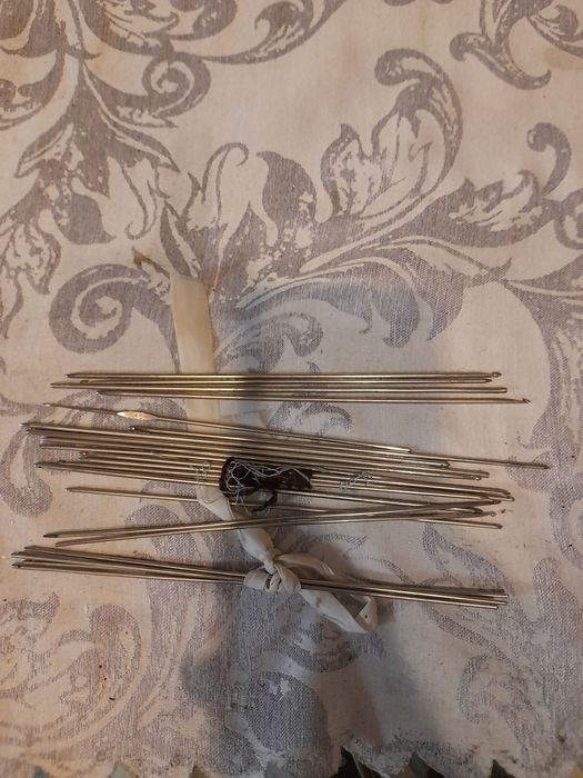 Дантела каре на една кука и куки за плетене