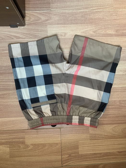 Pantaloni scurti Burberry - Pret Negociabil