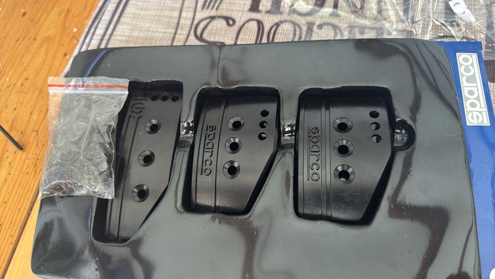 Продавам чисто нови sparco педали железни.Педалите са закупени днес монтажа е с дупчене!