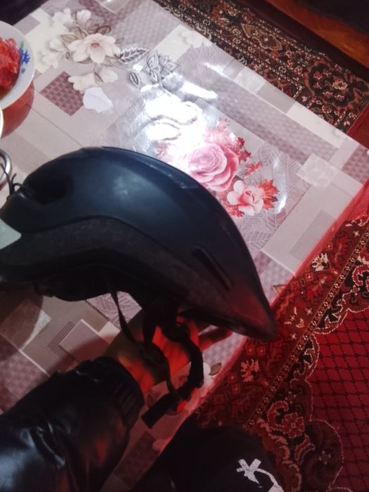 Vând casca btwin de bicicletă