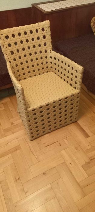 Продавам Офис стол и Плетен стол