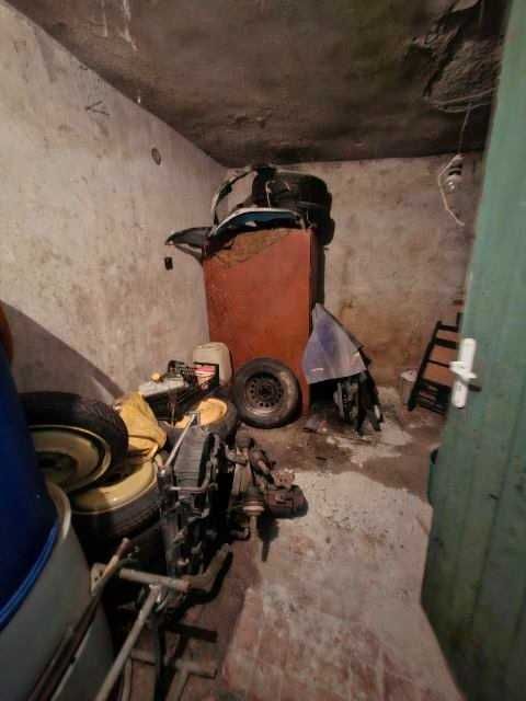 Втори етаж от къща с допълнителни помещения и гараж, широк център