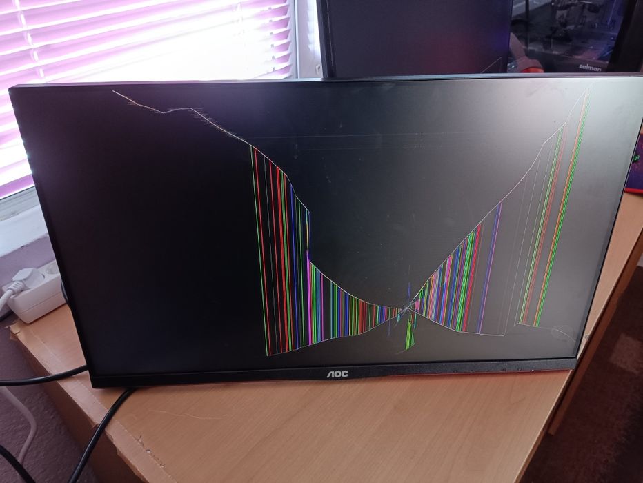 AOC 24G2ZE/BK 24" 240Hz – ЗА ЧАСТИ (счупена матрица)