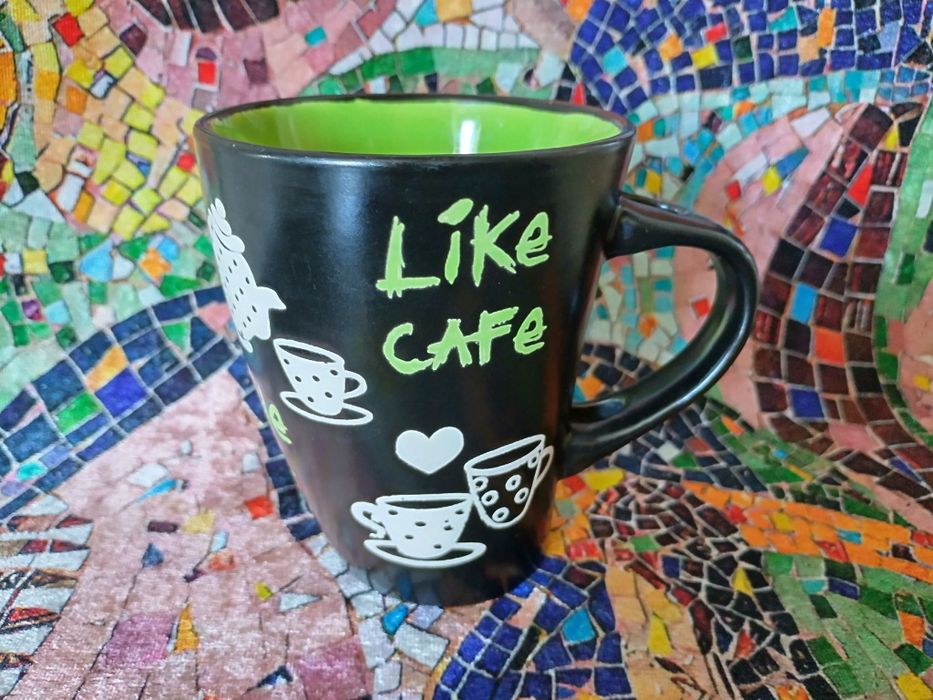 Оригинална дизайнерска керамична чаша за чай и кафе, с крива форма, от