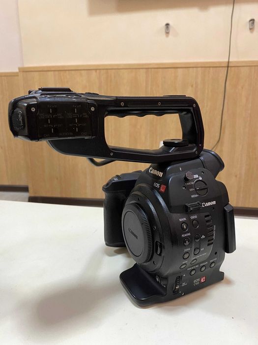 Продам видеокамеру Canon C-100