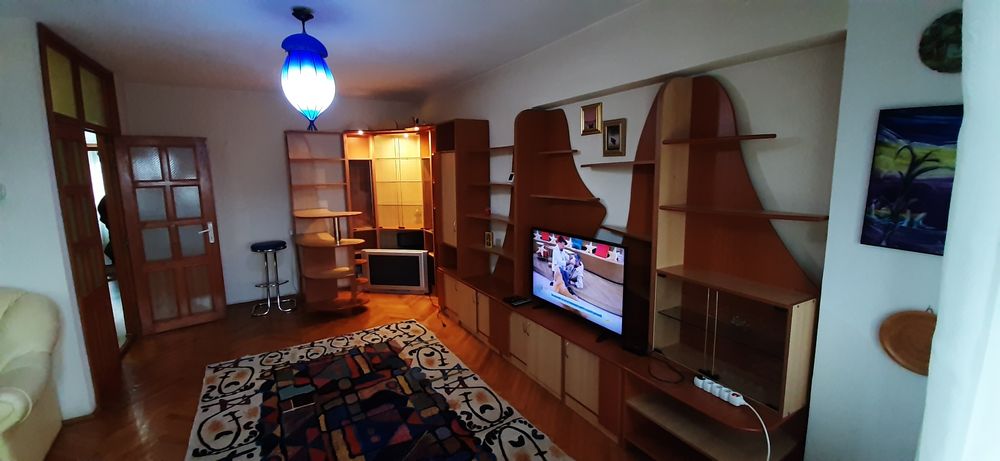 Dau spre închiriere apartament cu 3 camere