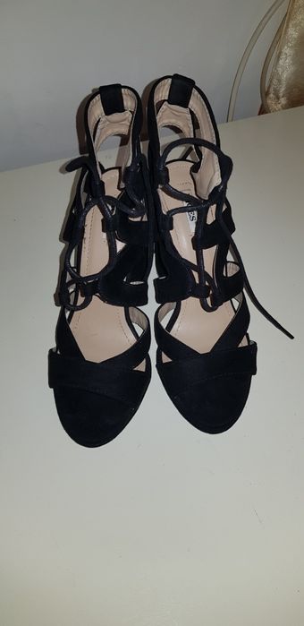 Sandale negre cu toc, de vanzare