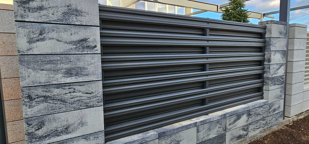 Garduri si porti din sipca metalica, panou stil jaluzele, tabla cutata, plasa bordurata, fier forjat, BCA si alte modele disponibile