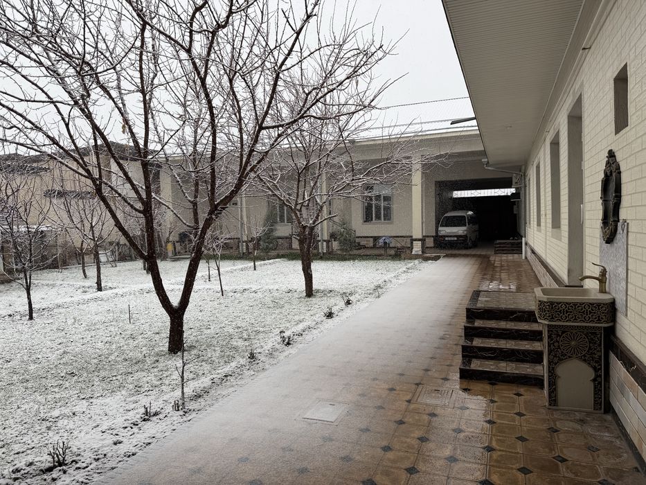 Уй сотилади 8 сотих. 7 та хона. Пишган гиштдан курилган. Падвали бор.