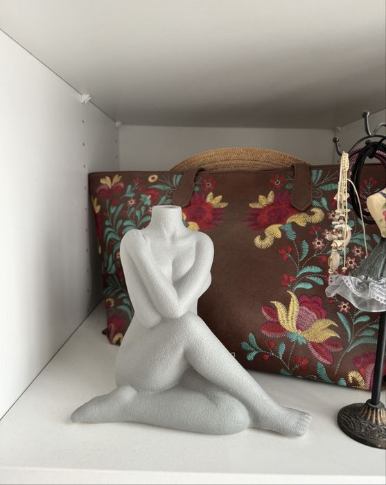 Vaza statueta corp femeie + cadou pusculita catel