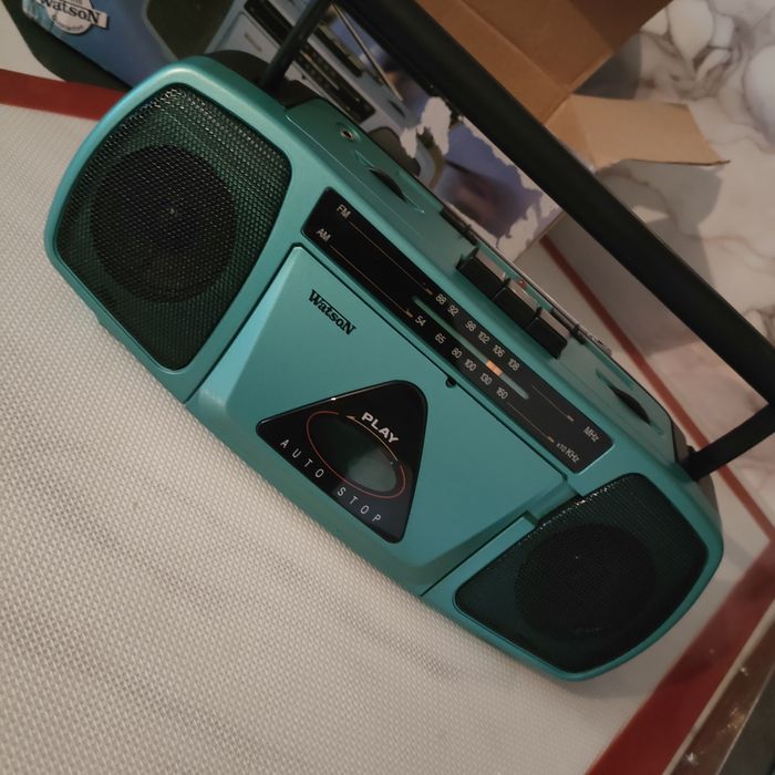 Vând radio  nou la cutie