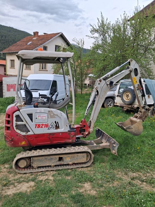 Продавам мини багер takeuchi TB216