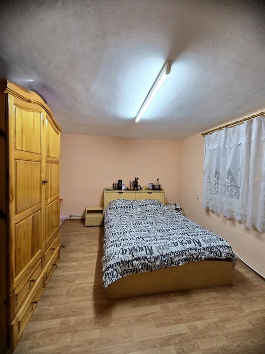 Етаж от масивна къща, сутерен, мансарда, двор и гараж в гр. Лясковец