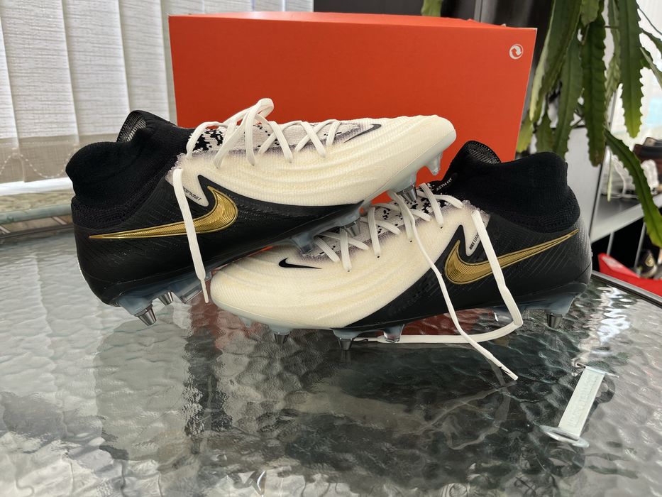 Футболни бутонки Nike Phantom Luna ||