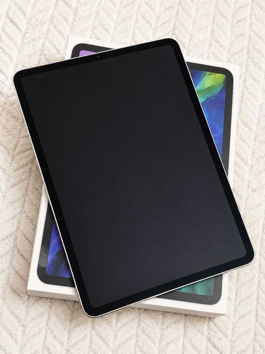 Apple iPad Pro 11” + клавиатура, зарядно и кутия
