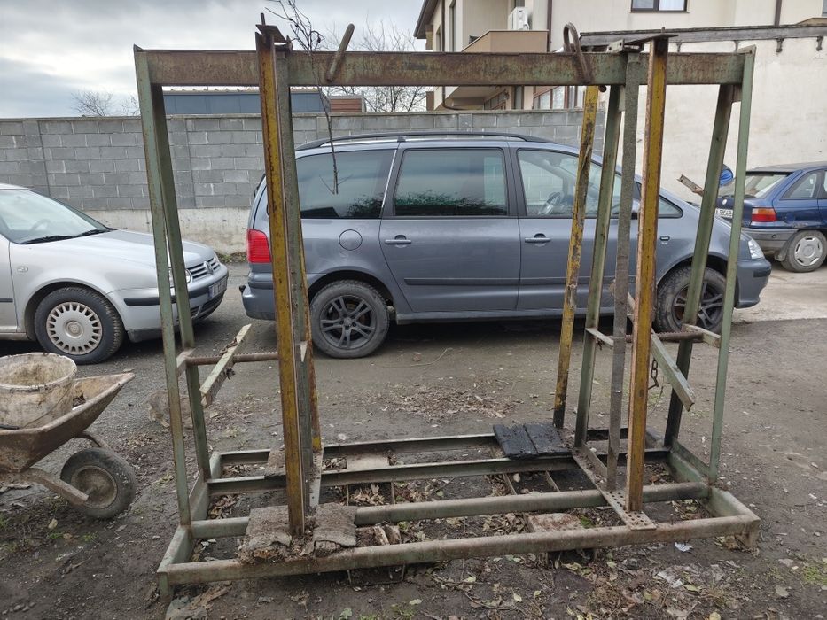 Стойка за прозорци и дограми метална