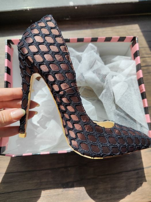 Нови елегантни обувки