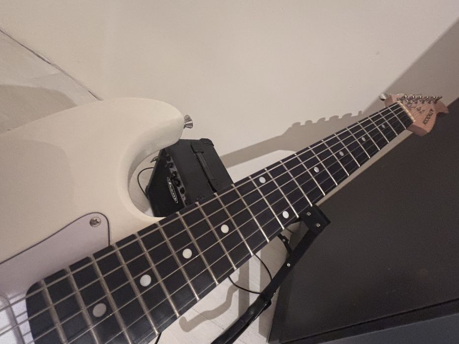Продаю электро гитару полный комплект