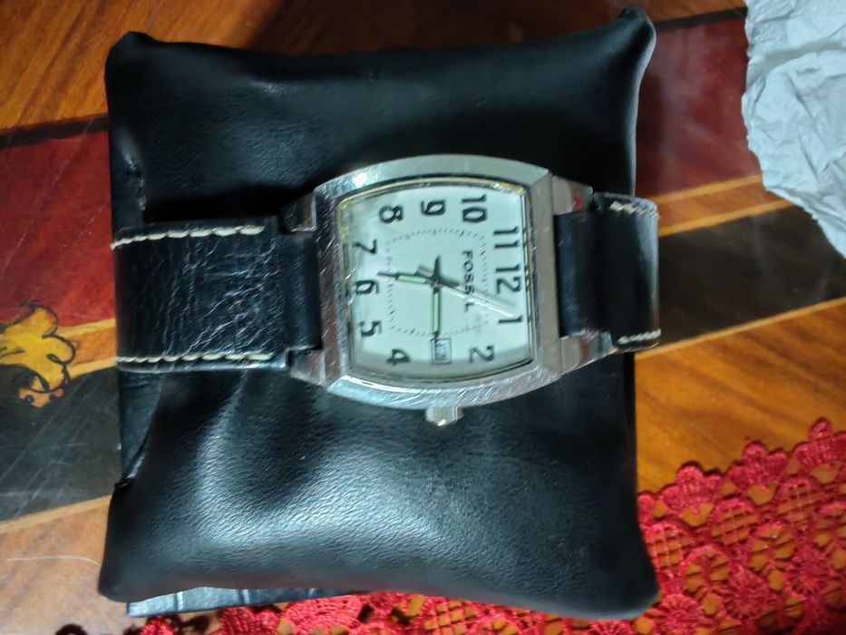 Ceasuri de dama și bărbați  200 de lei bucata