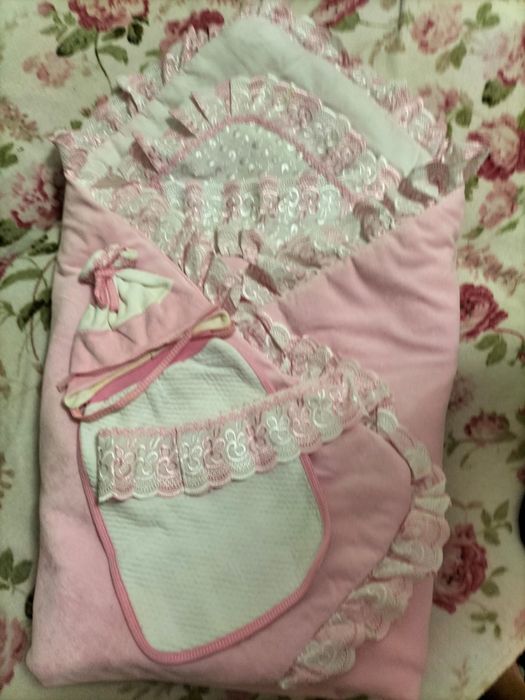 Продам конверты,комбинезоны на выписку