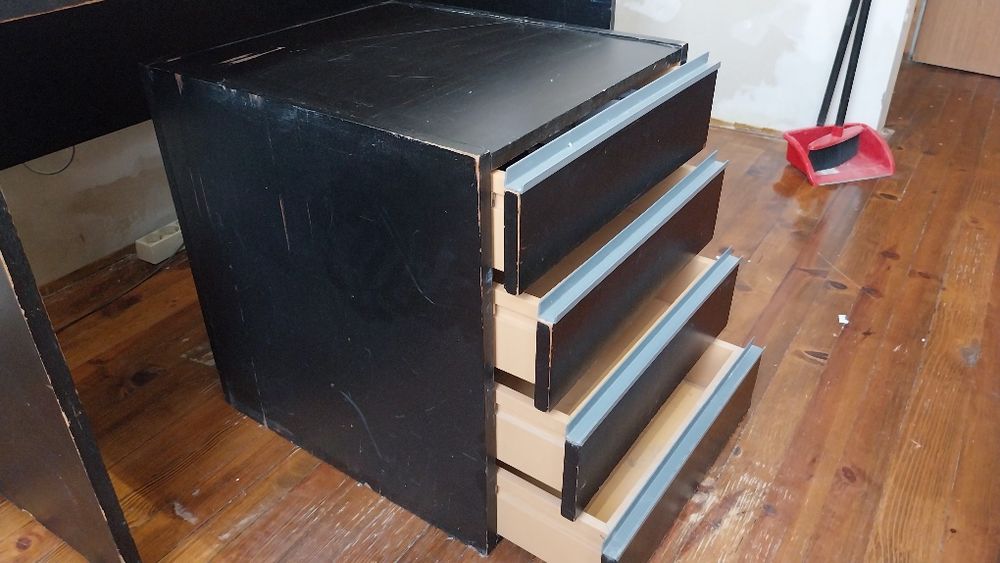 Бюро с подвижен шкаф с чекмеджета