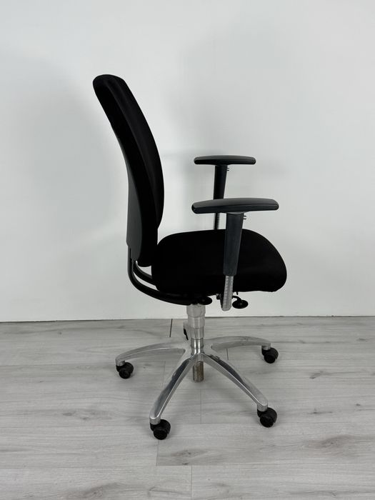 Drabert Entrada е стилен и модерен стол ергономичен дизайн,