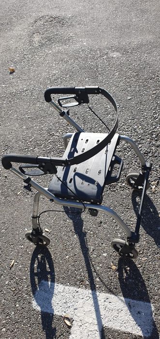 Căruț pliabil pentru persoane cu dizabilitati