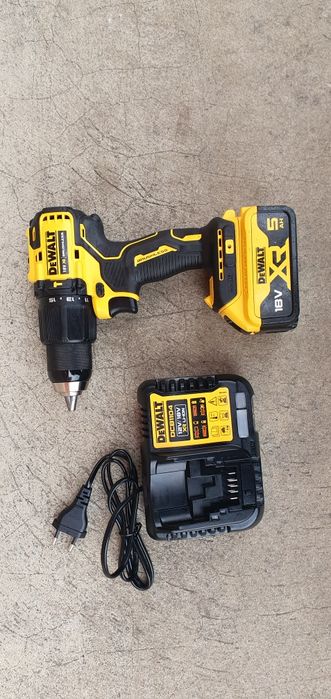 Masina de înșurubat și găurit dewalt.