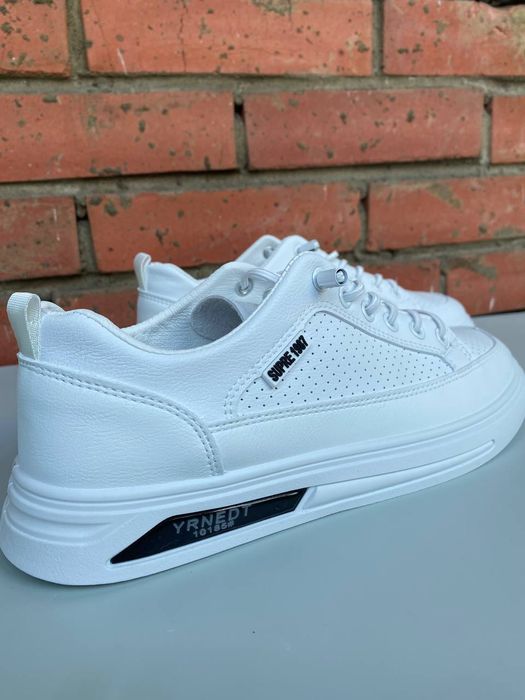 Продам женские кроссовки