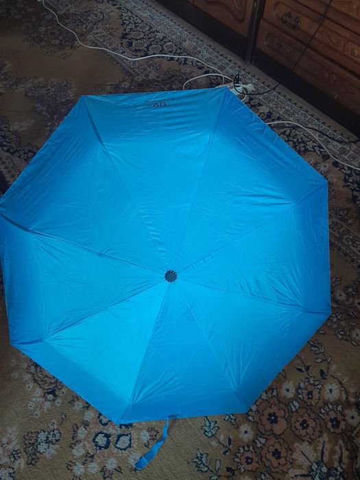Vând 2 umbrele deschidere automata 20lei bucata