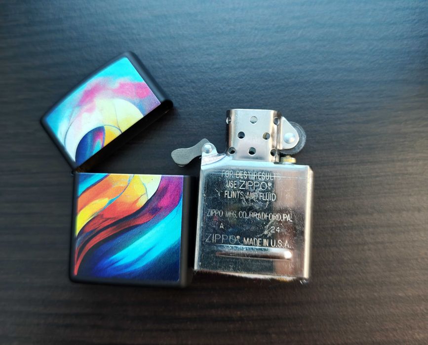 Bricheta Zippo cu design colorat val/flacara multicolor nefolosita