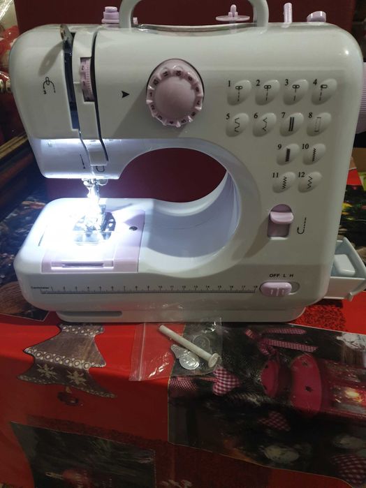 Mini mașină de cusut nouă