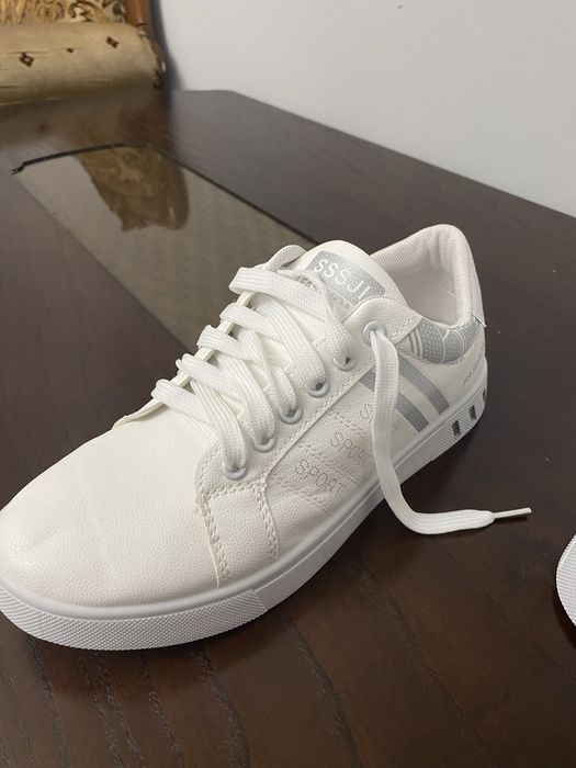 Кроссовки новые